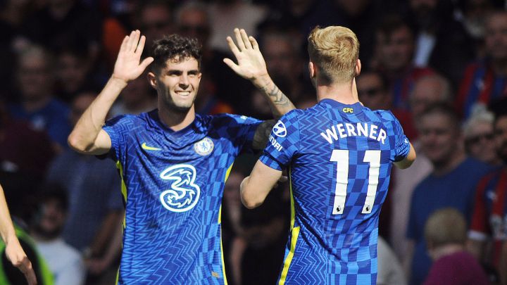 Christian Pulisic celebra con Timo Werner su anotación de Chelsea ante Crystal Palace.