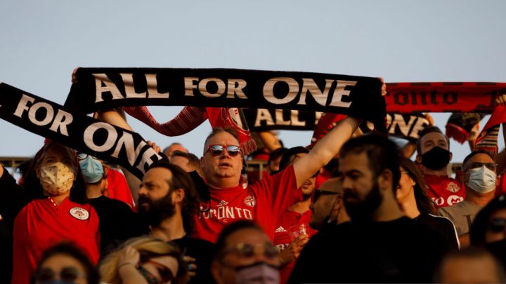 Fanáticos apoyan a Toronto FC en juego ante New York Red Bulls en el BMO Field.