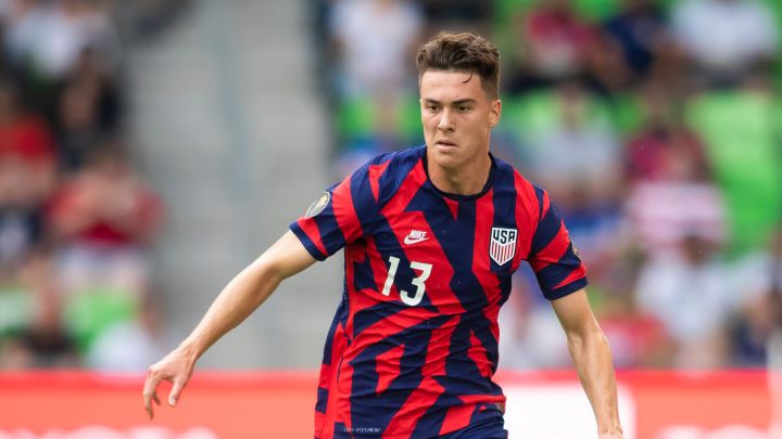 Matthew Hoppe controla el esférico en semifinal de la Copa Oro 2021 entre Estados Unidos y Catar.