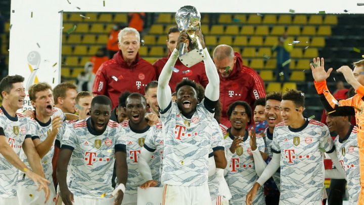 Davies conquista su segunda Supercopa de Alemania con Bayern Múnich.