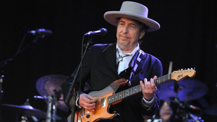 Bob Dylan tocando la guitarra en un festival de música