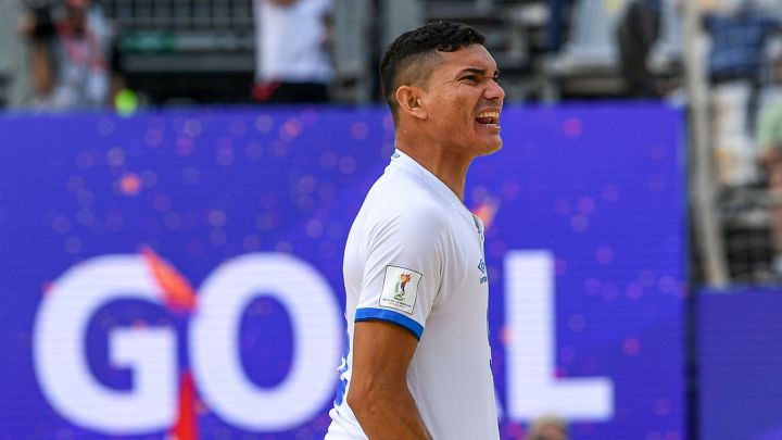 Rubén Batres celebra uno de sus dos goles con El Salvador ante Bielorrusia en el Mundial de Fútbol Playa de Rusia 2021.