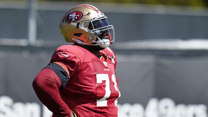 Trent Williams en un entrenamiento de San Francisco 49ers.