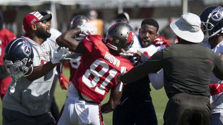 Antonio Brown, de Tampa Bay Buccaneers, lanza un puñetazo a Chris Jackson de Tennessee Titans, en una práctica conjunta.