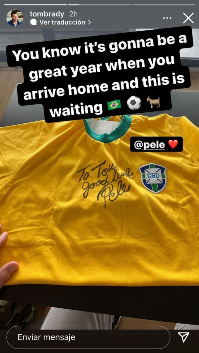 Tom Brady recibe regalo de Pelé