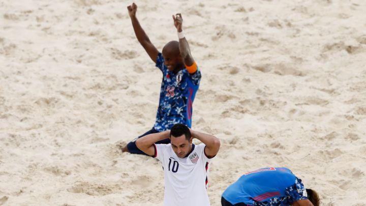 Gabriel Silveira se lamenta derrota de Estados Unidos ante Japón, mientras estos celebran pase a cuartos de final en Copa del Mundo de Fútbol Playa de Rusia 2021.