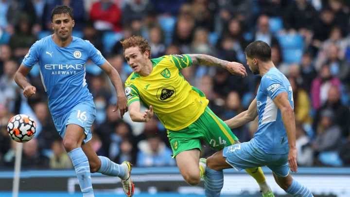 Josh Sargent recibe falta de Rodrigo previo a que Ruben Dias le robe el balón en juego entre Norwich City y Manchester City.