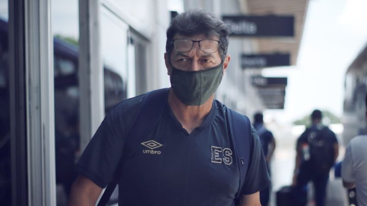 Hugo Pérez llegando al aeorpuerto de Los Ángeles para amistoso enfrente de Costa Rica.