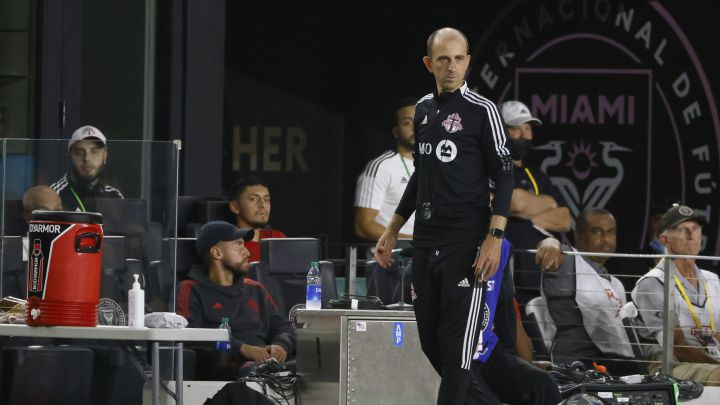 Javier Pérez camina por el área técnica en el partido entre Inter Miami y Toronto FC.