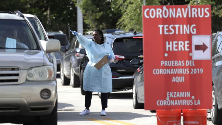 Cartel sobre pruebas de detección de coronavirus