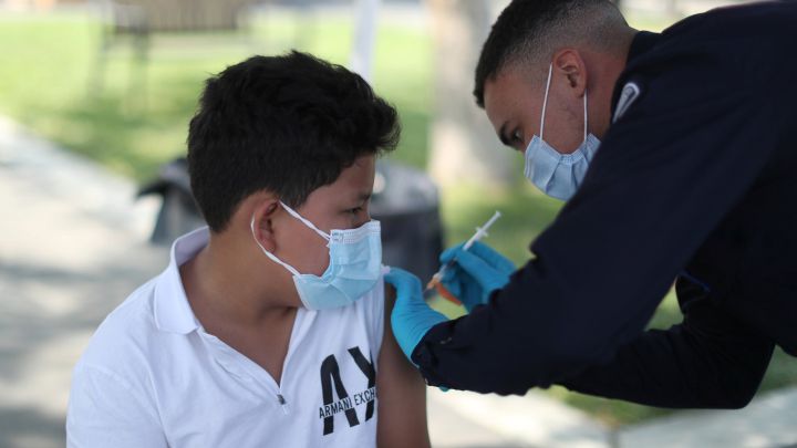 Niño de 12 años recibiendo la vacuna contra el COVID-19