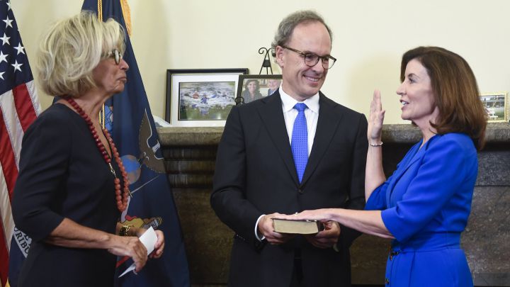 Kathy Hochul se convierte en la primera Gobernadora de Nueva York