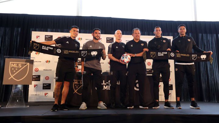 Jugadores y entrenadores de la MLS y Liga MX haciendo la presentación oficial del MLS All-Star Game 2021.