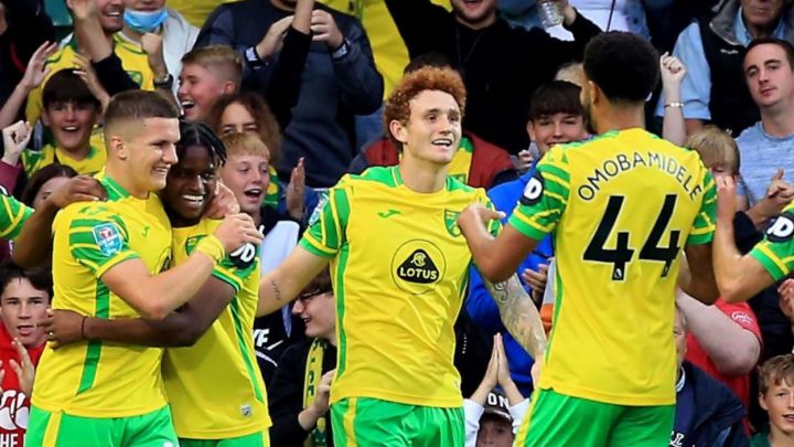 Christos Tzolis festeja con Josh Sargent y compañeros de Norwich City su primer gol ante Bournemouth en la Capital One Cup.