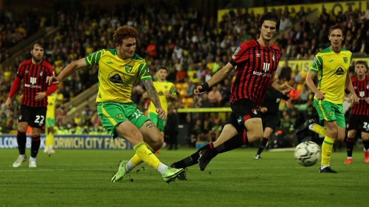 Josh Sargent disparando desde el segundo palo para su primer gol con Norwich City en contra de Bournemouth en la Carabao Cup.