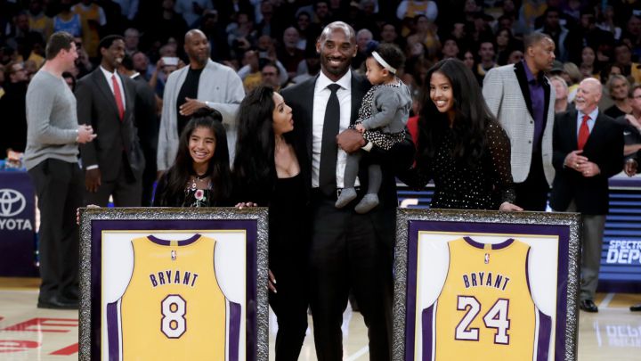 Kobe Bryant en la ceremonia de retiro de los dorsales que utilizó en la NBA con Los Ángeles Lakers.