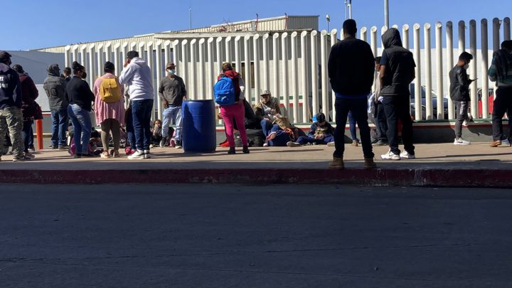 Migrantes esperando para cruzar la frontera de Estados Unidos