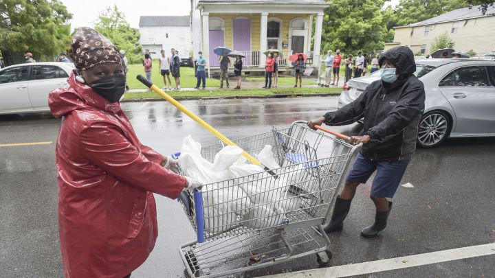Residentes de New Orleans se preparan para la llegada del huracán Ida