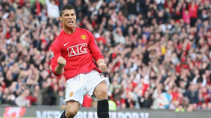 Cristiano Ronaldo celebra segundo gol de Manchester United en juego de Premier League ante Aston Villa en Old Trafford.