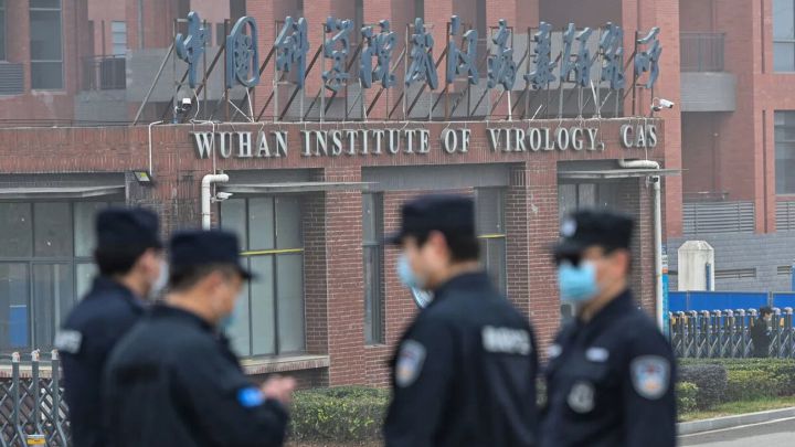 Personal de seguridad frente al Instituto de Virología de Wuhan