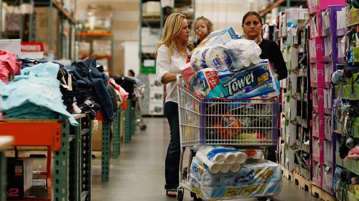 Dos mujeres comprando varios productos en Costco
