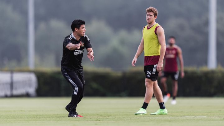 Gonzalo Pineda da indicaciones durante entrenamiento de Atlanta United en la Rivalry Week.