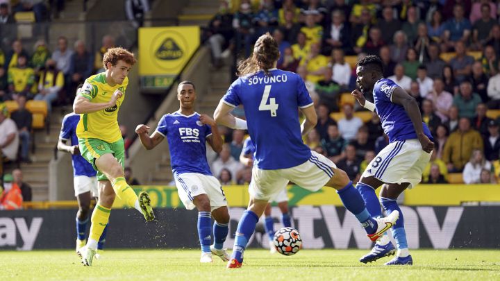 Josh Sargent disparando frente a la marca de Söyüncü en duelo entre Norwich City y Leicester City.