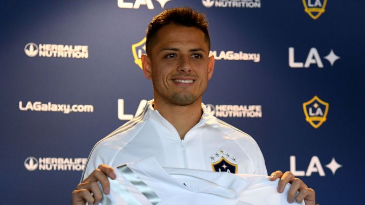 Javier "Chicharito" Hernández muestra su jersey durante presentación con LA Galaxy.