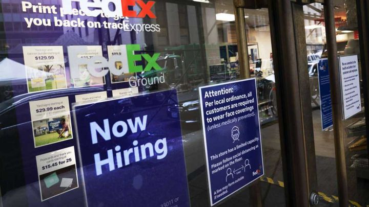 Cartel de contratación pegado en una puerta