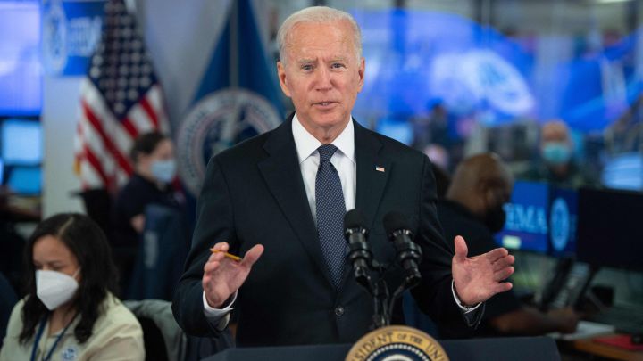 Joe Biden durante su visita a las oficinas de FEMA