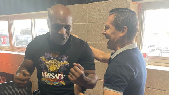 Mike Tyson y Julio César Chávez platicando en Fiterman Sports Group.