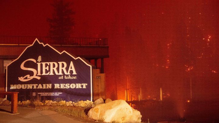 Llamas rodean el Sierra-at-Tahoe Resort durante el incendio de Caldor.