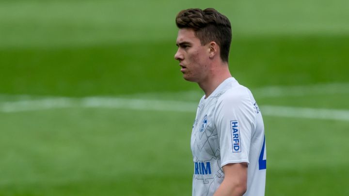 Matthew Hoppe en partido de Bundesliga del Schalke 04 ante el Mainz.