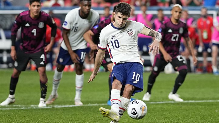 Christian Pulisic cobrando el penal de la victoria de USMNT ante México en la final de la Nations League 2021.