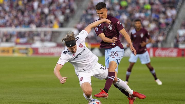 Cole Bassett busca robarle el balón a Nick Besler en partido entre Colorado Rapids y Real Salt Lake.