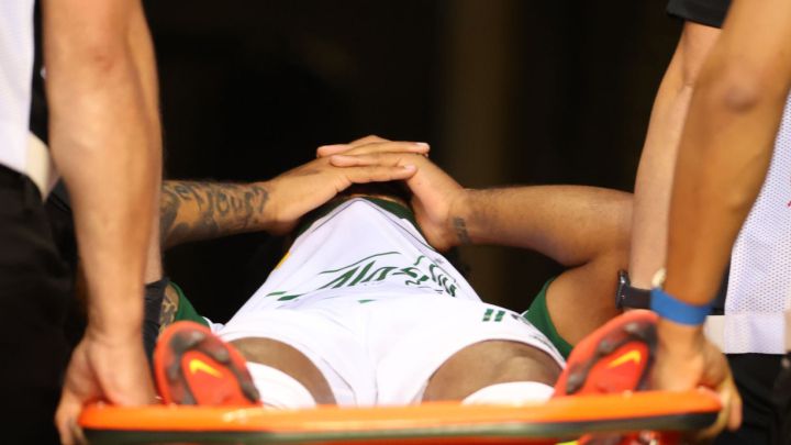Eryk Williamson saliendo en camilla tras romperse el ligamento cruzado con Portland Timbers ante Seattle Sounders.