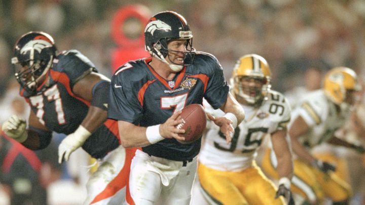 John Elway buscando entregar el balón durante el Super Bowl XXXII entre Denver Broncos y Green Bay.