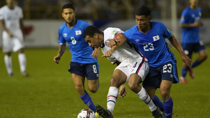 Tyler Adams siendo presionado por Melvin Cartagena en partido de Estados Unidos ante El Salvador en Eliminatoria CONCACAF.