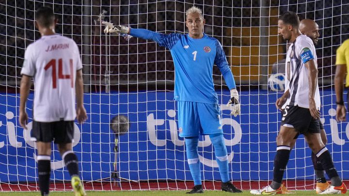Keylor Navas dando indicaciones en partido de Costa Rica ante Panamá en Eliminatoria CONCACAF de 2021.