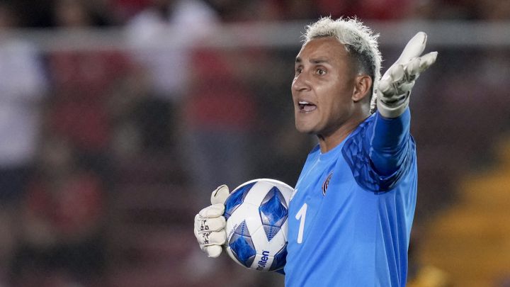 Keylor Navas reclama a sus jugadores durante partido de Eliminatoria CONCACAF entre Costa Rica y Panamá.