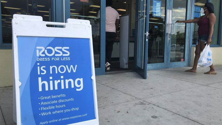 Cartel contratación frente a una tienda Ross