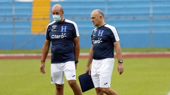 El uruguayo Fabián Coito, entrenador del seleccionado hondureño de fútbol, dirige hoy junto a su asistente Miguel Falero un entrenamiento del equipo en el estadio Olímpico de San Pedro Sula.