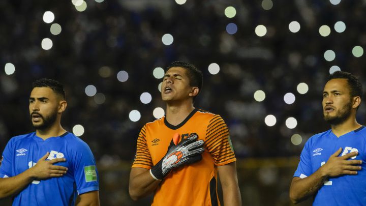 Alex Roldán, Mario González y Marvin Monterroza cantan himno nacional previo a juego de Eliminatoria CONCACAF entre USA y El Salvador.