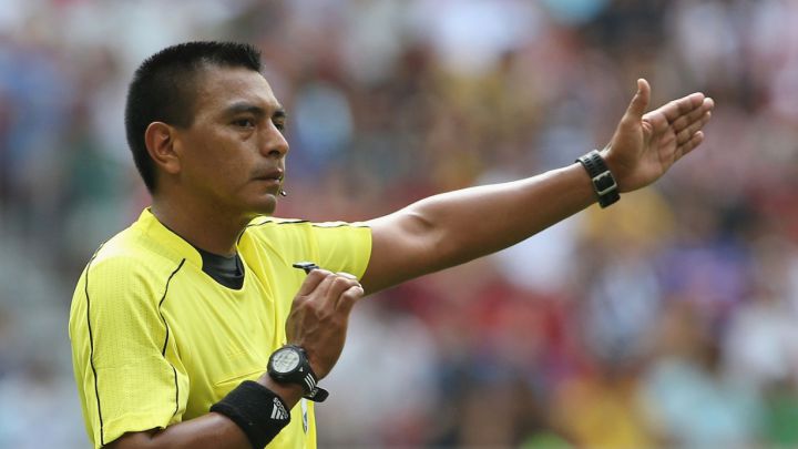 Walter Martínez dirigiendo partido de Juegos Olímpicos de Río 2016 entre Portugal y Alemania.