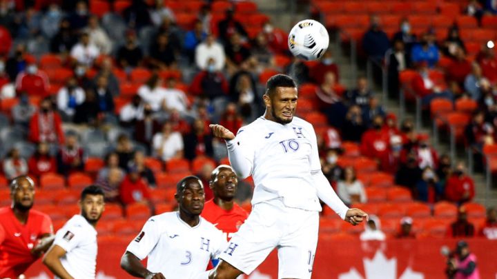 Alex López despejando balón del área de Honduras en partido de Eliminatoria CONCACAF ante Canadá.