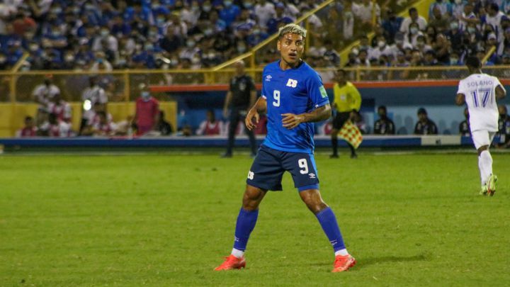 Walmer Martínez regresa tras jugada finalizada de El Salvador frente al arco de Honduras en Eliminatoria CONCACAF.