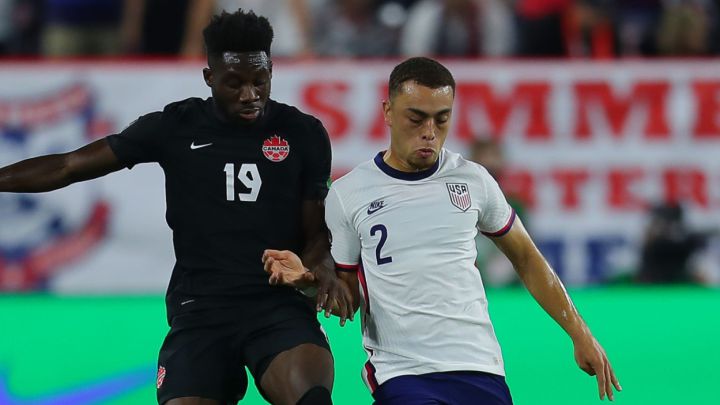 Sergiño Dest peleando el esférico con Alphonso Davies en partido de Eliminatoria CONCACAF entre Estados Unidos y Canadá.