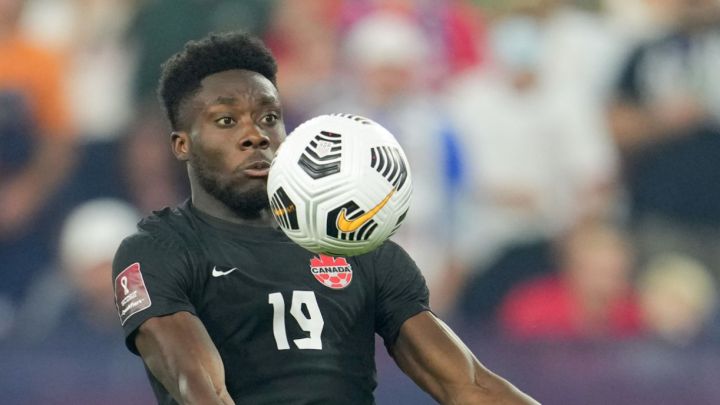 Alphonso Davies controlando el balón durante juego de Eliminatoria CONCACAF entre Estados Unidos y Canadá.