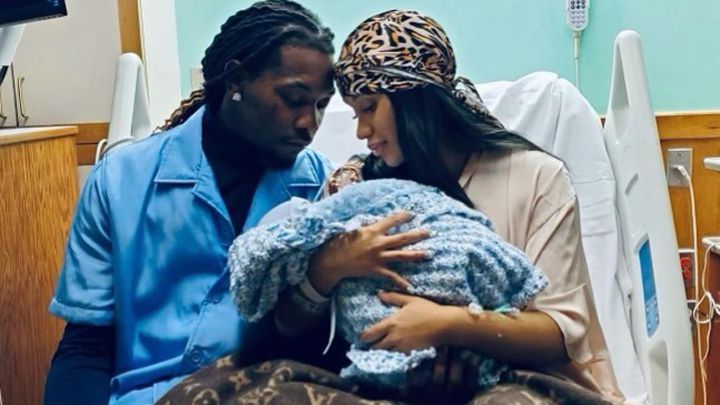 Cardi B junto a Offset sosteniendo a su nuevo hijo