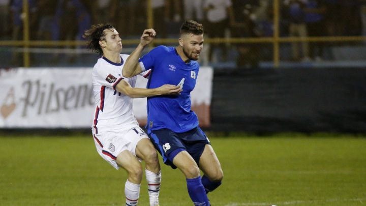 Eriq Zavaleta evita que Brenden Aaronson tome posesión del balón en juego entre Estados Unidos y El Salvador en Eliminatoria CONCACAF.
